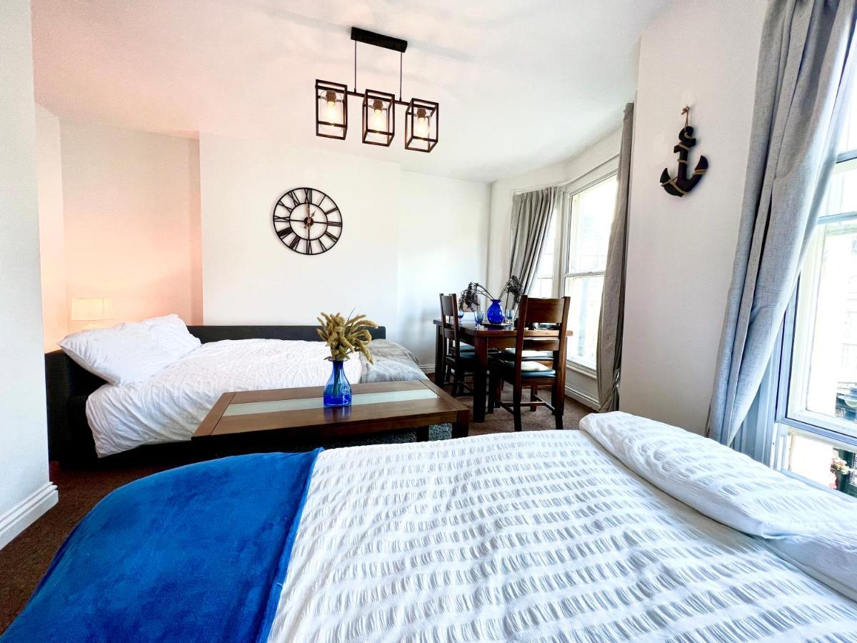 Blue Lighthouse Apartment สการ์โบโรห์ ภายนอก รูปภาพ